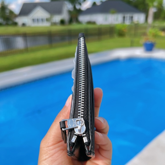 Coach X Peanuts Mini Skinny Id Case In Signature Canvas With Snoopy Print - Picture 4 of 6